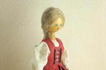 Drewniana lalka ubrana w strój ludowy