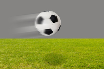 Fußball wird auf das Tor geschossen