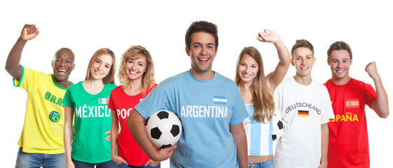 Fröhlicher Fussball Fan aus Argentinien mit anderen Fans © Daniel Ernst