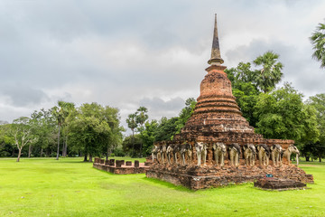 Obraz premium Stupa Buddha at Sukhothai Historical Park in Thailand