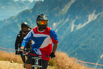 Downhill, Mountainbike Biker auf einem Trail in Südtirol, Dolomiten Abfahrt.