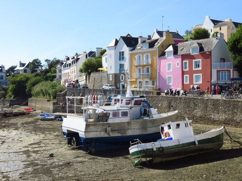 Belle-île-en-Mer, bateaux de pêche échoués dans le port de Sauzon à marée basse (France)