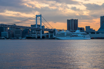 (東京都ｰ都市風景)夕暮れに染まる豪華客船