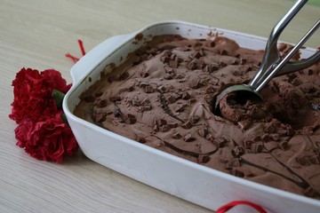 Proste, domowe lody czekoladowe z kawałkami czekolady mlecznej - obrazy, fototapety, plakaty