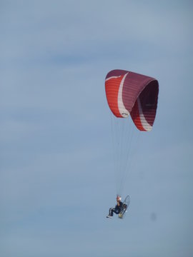 Parapente en Moj&aacute;car zona playa cercano a pueblo de Almer&iacute;a, en Andaluc&iacute;a, situado en la comarca del Levante Almeriense  junto al Cabo de Gata (Espa&ntilde;a)