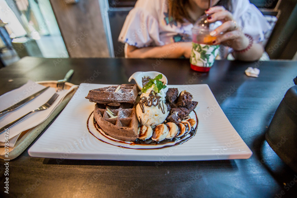 Wall mural ice cream with fruit (banana, chocolate) and a group of customers come to sit or eat. it is a menu t