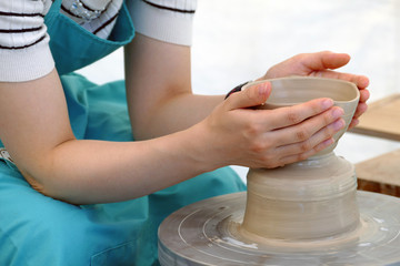 轆轤を回して陶器を作る女性