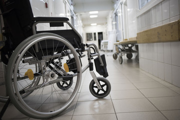 Obraz premium Wheel chair at corridor of hospital.