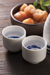 日本酒, 酒, アルコール, 飲料, 徳利, 猪口, 冷酒, 食事, テーブル, 居酒屋, 飲み屋, 料理屋, 晩酌, 明太子, 辛子めんたい, 辛子明太子, 無着色, 切れ子, 切子, 福岡, 博多, 土産, 日本, アジア, 魚卵, 日本食, 加工食品, 卵, つまみ, 海産物, 料理, 和, 和食, 保存食