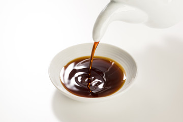 豆皿に醤油を注ぐ