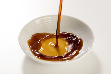 豆皿に醤油を注ぐ
