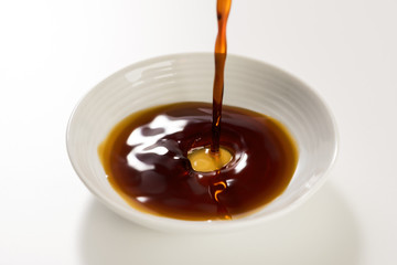 豆皿に醤油を注ぐ