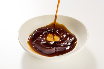 豆皿に醤油を注ぐ