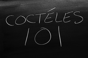 Obraz premium The words Cócteles 101 on a blackboard in chalk. Translation: Cocktails 101