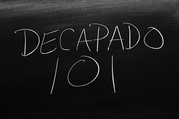 Obraz premium The words Decapado 101 on a blackboard in chalk. Translation: Pickling 101