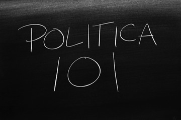 Obraz premium The words Política 101 on a blackboard in chalk. Translation: Politics 101