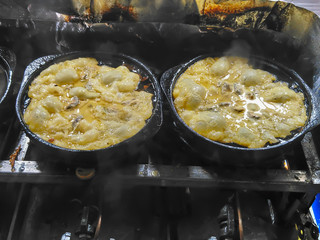 Shellfish and squid, mix in the flour and then fried.