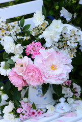 Obraz na płótnie Canvas Blumenstrauß mit Pfingstrose und Rosen in Pink und Weiß