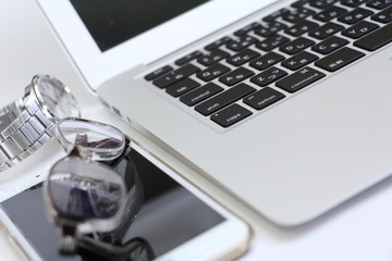 ノートパソコン　メガネ　スマートホン　時計