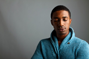 Obraz premium Fashionable African American man smiling.