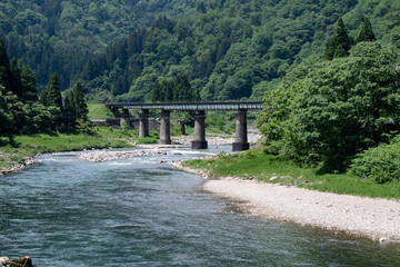 山の中の鉄橋