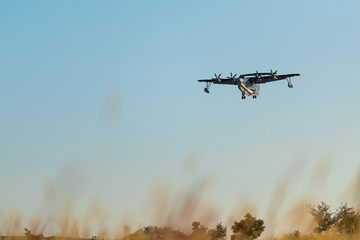 着陸態勢の水陸両用救難飛行艇 US-2