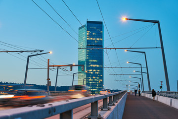 Zürich Hardbrücke, Abendverkehr, verwischte Fahrzeuge, Stromleitungen, Hochhaus Prime Tower, Abenddämmerung, Beleuchtungen