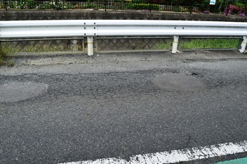 傷んだアスファルト舗装