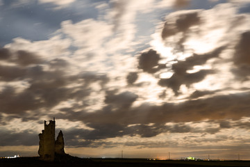 Ruinas de viejo castillo bajo un manto de nubes