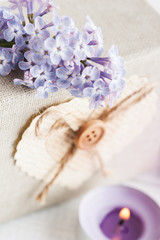 Obraz na płótnie Canvas Lilac flowers with gift box