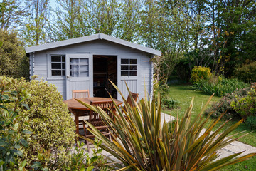 Cabanon avec terrasse et salon de jardin