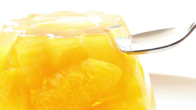 Jiggly fruit jelly#1 / The scene that scoops jiggly fruit jelly with a spoon