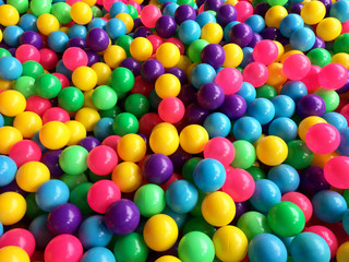 Fototapeta na wymiar dry children's pool with colorful balls