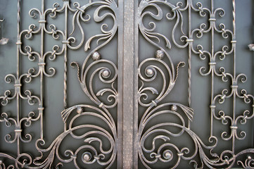 metal gate with a large number of forged elements