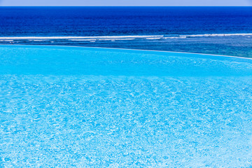 Fototapeta na wymiar piscine à débordement avec vue sur l'océan