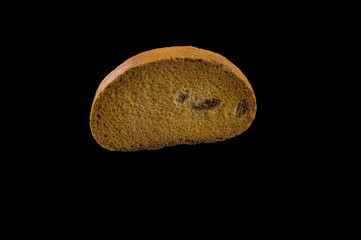 Naklejka premium A piece of brown cracker with raisins
