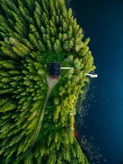 Plexiglas keuken achterwand Meer Luchtfoto van houten huisje in groen bos bij het blauwe meer in landelijke zomer Finland