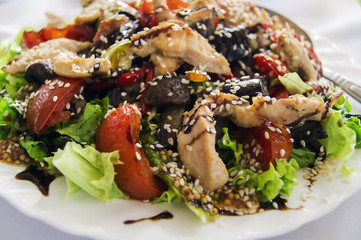 Vegetable salad with sesame seeds