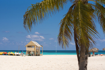 Naklejka premium CAYO LARGO, CUBA - MAY 10, 2017: Observation tower on the sandy beach. Copy space for text.