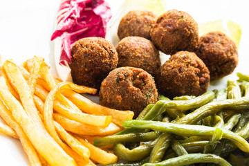 Polpette di manzo con contorno di patatine fritte, fagiolini e verdura fresca 