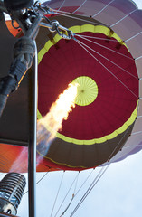 Obraz premium The flame of a gas burner inflates a balloon