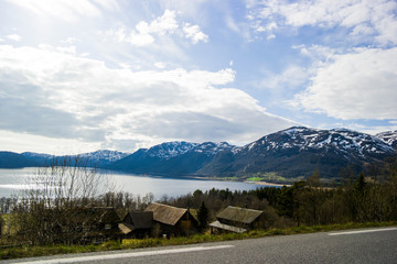 Droga w pięknych górach w Norwegi © Daniel