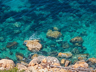 Acantilado de Ibiza, España, en la zona de cala D´hort, frente a los islotes de Es Vedrá y Es...