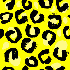 Fototapeta premium Vector illustration leopard print seamless pattern. Yellow hand drawn background.