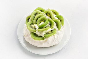 Pavlova meringue cake