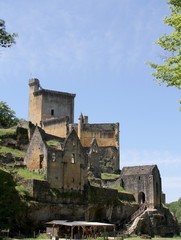 Fototapeta na wymiar les ruines du château de commarque en dordogne, les Eyzies-de-Tayac-Sireuil