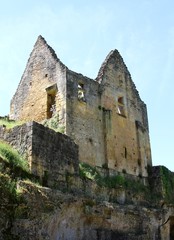 Fototapeta na wymiar les ruines du château de commarque en dordogne, les Eyzies-de-Tayac-Sireuil