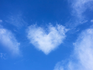 nuvola a forma di cuore amore relazioni