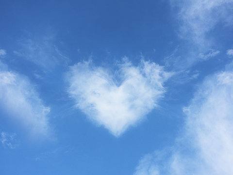 nuvola a forma di cuore amore relazioni