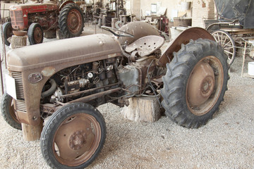 vecchio trattore agricolo in mostra